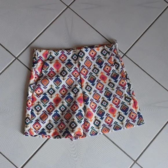 Colorful Turkish Geometric Patterned Shorts - Size Medium - Picture 1 of 6